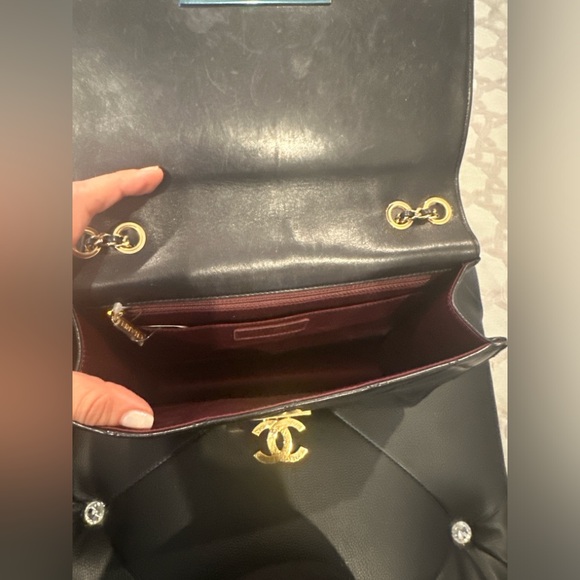 CHANEL LIMITED DESIGN LAMBSKIN BAG. EXCELLENT CONDITION W/ BOX, DUST BAG & PAPER - Picture 8 of 9